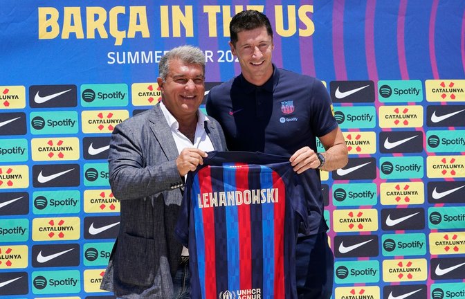 Joan Laporta (l), Präsident des FC Barcelona, stellt den neuen Stürmer Robert Lewandowski vor.<span class='image-autor'>Foto: Marta Lavandier/AP/dpa</span>