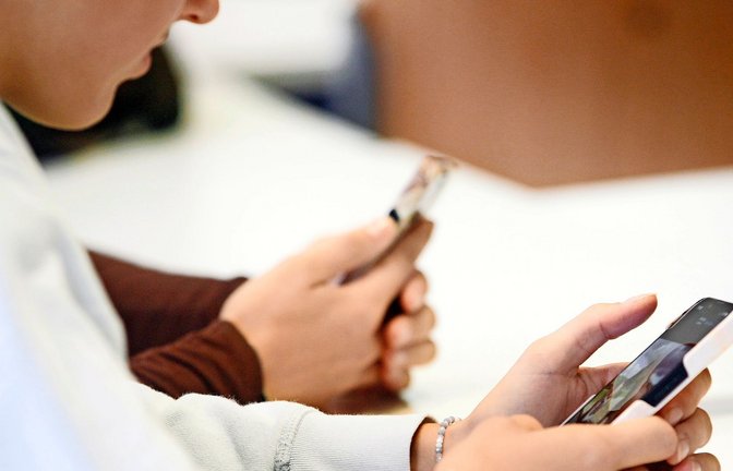 Mit Hilfe von Künstlicher Intelligenz kann das Handy  zum Nachhilfelehrer für jeden Schüler werden.<span class='image-autor'>Foto: dpa/Roland Weihrauch</span>