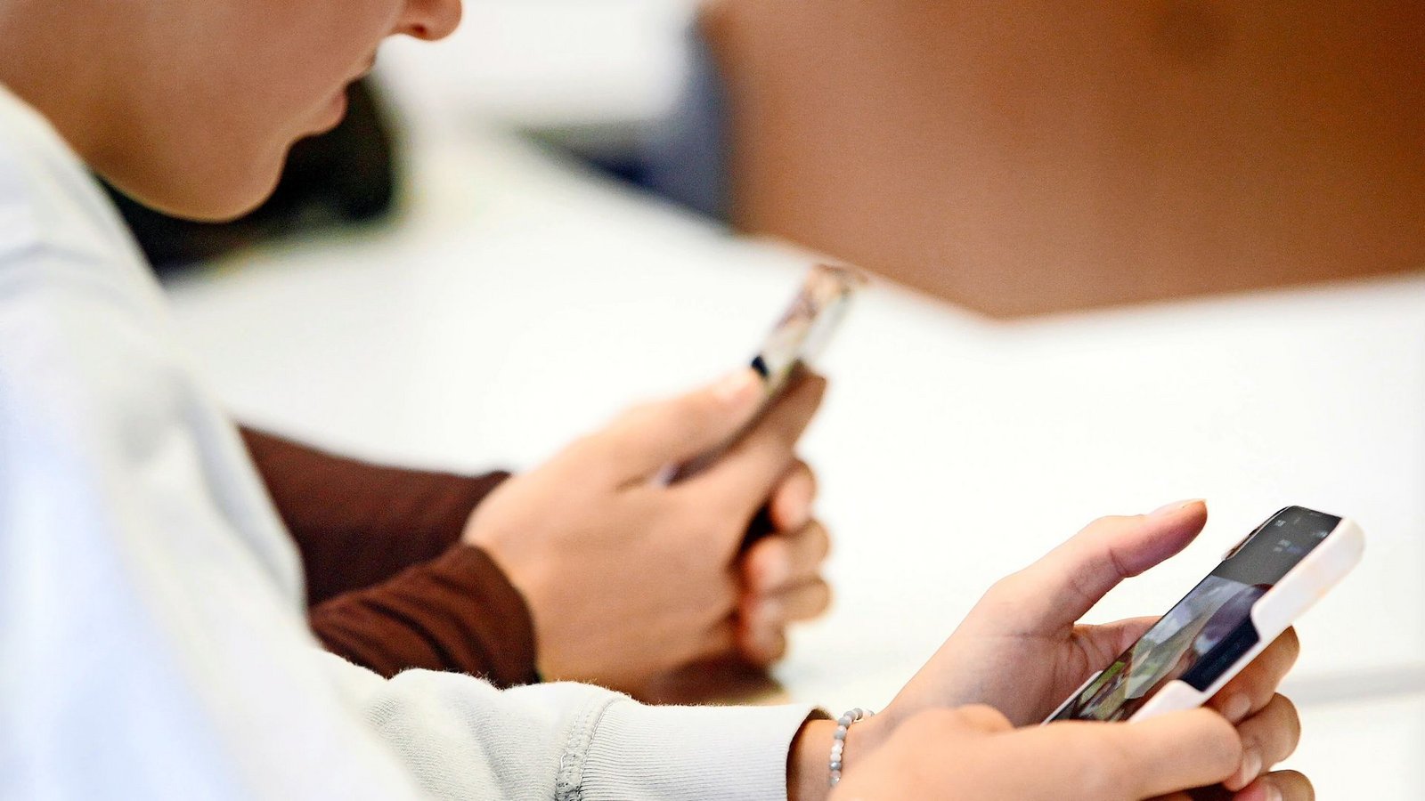 Mit Hilfe von Künstlicher Intelligenz kann das Handy zum Nachhilfelehrer für jeden Schüler werden.Foto: dpa/Roland Weihrauch Mit Hilfe von Künstlicher Intelligenz kann das Handy zum Nachhilfelehrer für jeden Schüler werden.Foto: dpa/Roland Weihrauch