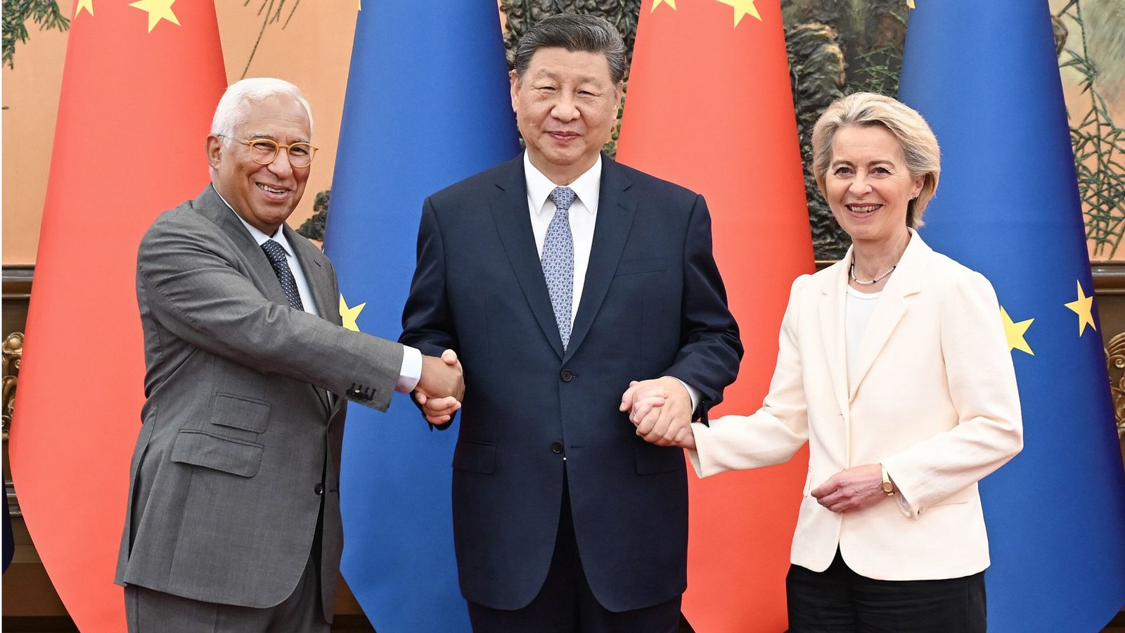 Der chinesische Staatspräsident Xi Jinping (Mitte) trifft sich mit dem Präsidenten des Europäischen Rates Antonio Costa und der Präsidentin der EU-Kommission Ursula von der Leyen.Foto: Xie Huanchi/XinHua/dpa Der chinesische Staatspräsident Xi Jinping (Mitte) trifft sich mit dem Präsidenten des Europäischen Rates Antonio Costa und der Präsidentin der EU-Kommission Ursula von der Leyen.Foto: Xie Huanchi/XinHua/dpa