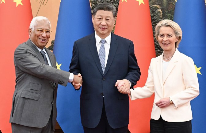 Der chinesische Staatspräsident Xi Jinping (Mitte) trifft sich mit dem Präsidenten des Europäischen Rates Antonio Costa und der Präsidentin der EU-Kommission Ursula von der Leyen.<span class='image-autor'>Foto: Xie Huanchi/XinHua/dpa</span>