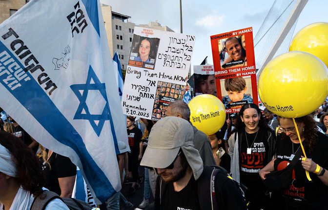 Immer wieder protestieren in Israel Bürger, die verstärkte Bemühungen für die Freilassung der Geiseln im Gazastreifen einfordern.<span class='image-autor'>Foto: imago//Nir Alon</span>