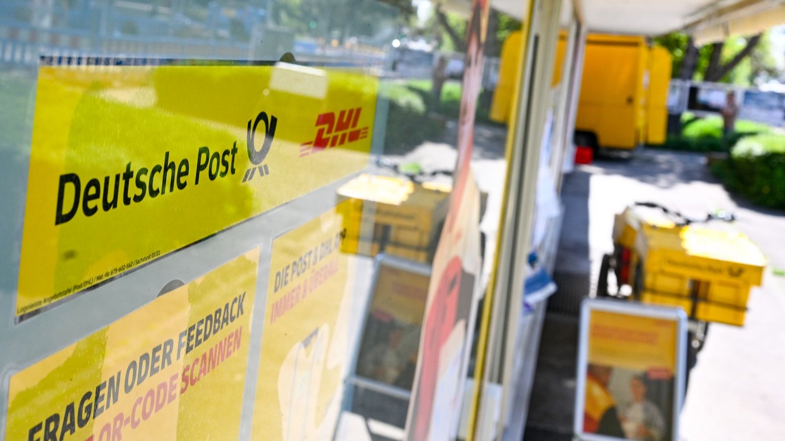 Hier gibt es sie: eine ganz normale Postfiliale - mancherorts in Deutschland gibt es sie hingegen nicht.Foto: Bernd Weißbrod/dpa