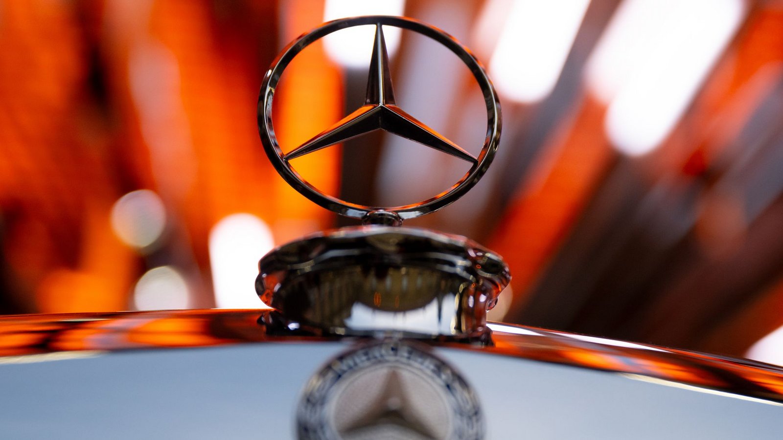 Verbände kritisieren Höhe der Mercedes-Dividende. (Archivbild)Foto: Sven Hoppe/dpa