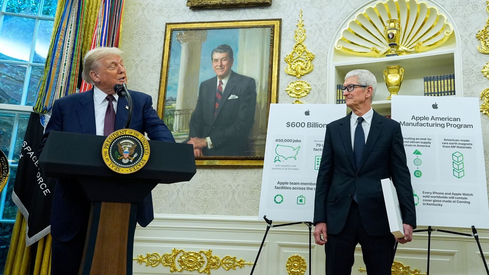 Zu den Aufgaben von Tim Cook als Apple-Chef gehörte es in den vergangenen Monaten, Kontakte zum Weißen Haus von US-Präsident Donald Trump zu pflegen. (Archivbild)Foto: Alex Brandon/AP/dpa