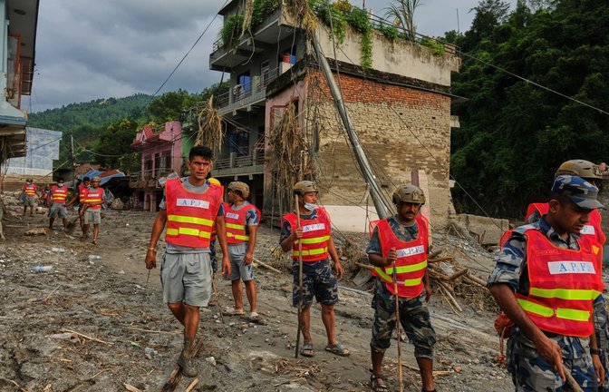 Arbeiter räumen nach einer Sturzflut im Gebiet Devighat im Distrikt Nuwakot Trümmer weg. (zu dpa: «Mehr als 600 Tote nach Flut in Nepal»)<span class='image-autor'>Rajesh Kumar Singh/AP/dpa</span>