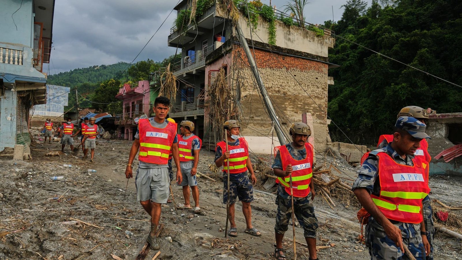 Arbeiter räumen nach einer Sturzflut im Gebiet Devighat im Distrikt Nuwakot Trümmer weg. (zu dpa: «Mehr als 600 Tote nach Flut in Nepal»)Rajesh Kumar Singh/AP/dpa Arbeiter räumen nach einer Sturzflut im Gebiet Devighat im Distrikt Nuwakot Trümmer weg. (zu dpa: «Mehr als 600 Tote nach Flut in Nepal»)Rajesh Kumar Singh/AP/dpa