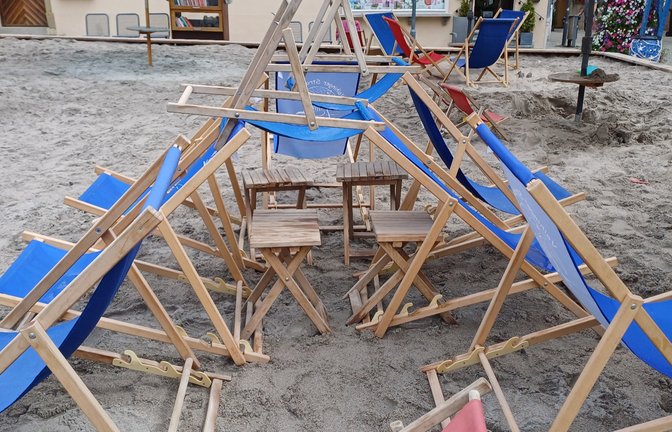 Ein Regenguss im Vaihinger Stadtstrand hat offensichtlich findige Tüftler zum Bau eines Unterschlupfes animiert. <span class='image-autor'>Foto: Rücker</span>
