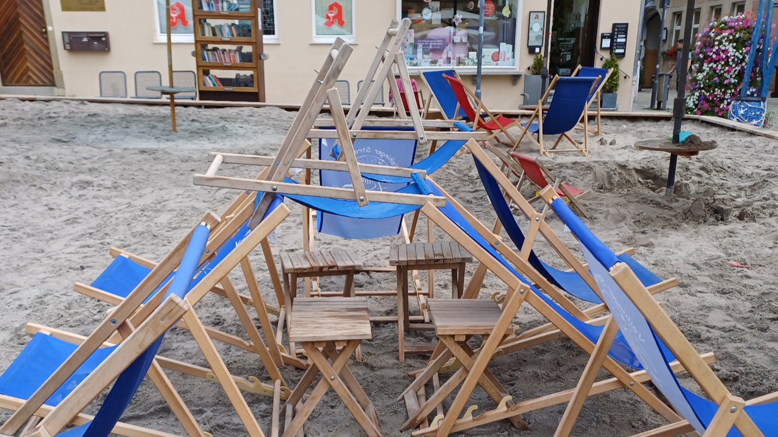 Ein Regenguss im Vaihinger Stadtstrand hat offensichtlich findige Tüftler zum Bau eines Unterschlupfes animiert. Foto: Rücker Ein Regenguss im Vaihinger Stadtstrand hat offensichtlich findige Tüftler zum Bau eines Unterschlupfes animiert. Foto: Rücker