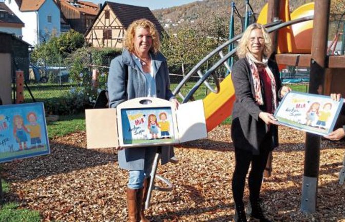Bürgermeisterin Birgit Förster (Zweite von links) freut sich über das Kamischibai. Foto: LE