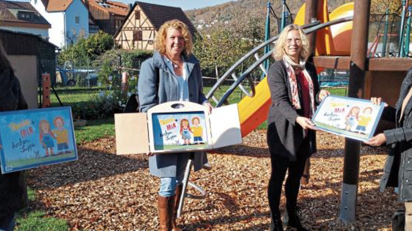 Bürgermeisterin Birgit Förster (Zweite von links) freut sich über das Kamischibai. Foto: LE Bürgermeisterin Birgit Förster (Zweite von links) freut sich über das Kamischibai. Foto: LE
