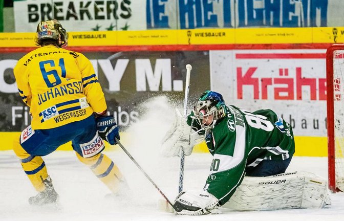 Bietigheims Goalie Andreas Mechel (rechts) begräbt den Puck unter seiner Fanghand, bevor Jonas Johansson von den Lausitzer Füchsen das Spielgerät ins Tor stochern kann. Foto: Simecek