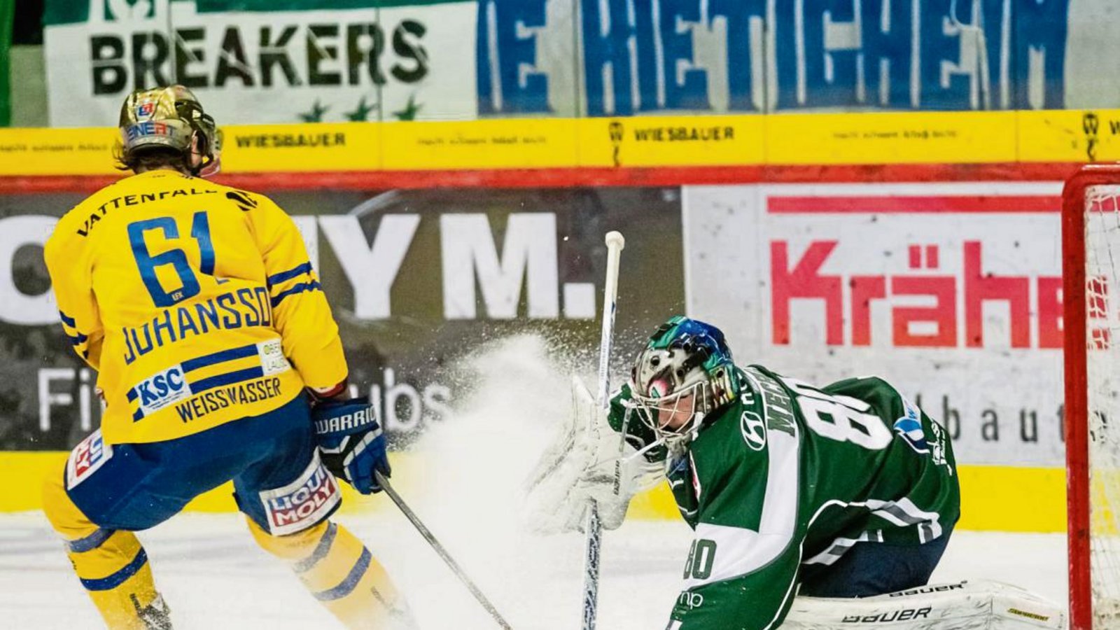 Bietigheims Goalie Andreas Mechel (rechts) begräbt den Puck unter seiner Fanghand, bevor Jonas Johansson von den Lausitzer Füchsen das Spielgerät ins Tor stochern kann. Foto: Simecek