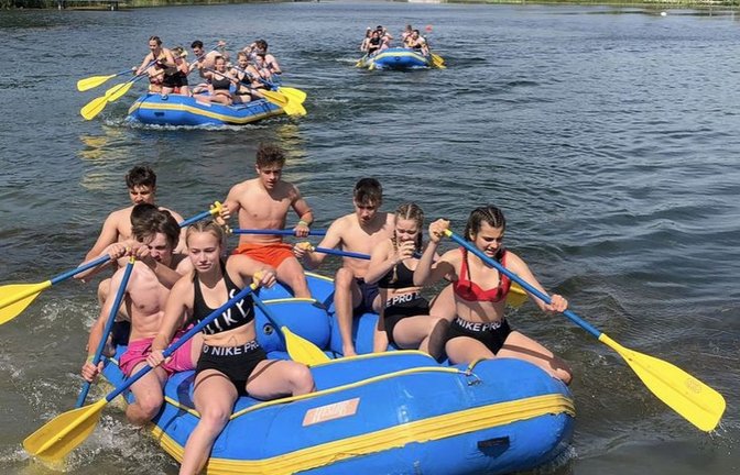 Der Besondere Wettkampf, bei dem in Achter-Teams mit dem Schlauchboot gepaddelt, geschwommen und gelaufen werden musste, ist immer eine Mordsgaudi. <span class='image-autor'>Foto: privat</span>