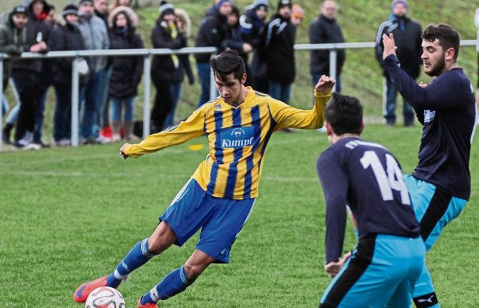 Nur wer beim TSV Unterriexingen vollen Einsatz zeigt (am Ball Devrim Namdar) hat eine Chance, aufgestellt zu werden. Foto: Nachreiner