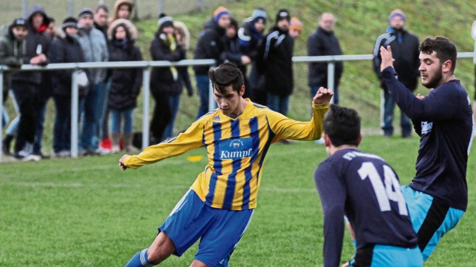 Nur wer beim TSV Unterriexingen vollen Einsatz zeigt (am Ball Devrim Namdar) hat eine Chance, aufgestellt zu werden. Foto: Nachreiner
