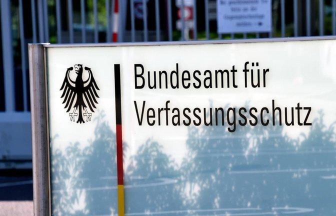 Die Sicherheitsbehörden haben einem Medienbericht zufolge in der Nähe von Berlin ein geheimes Waffenlager gefunden (Symbolfoto).<span class='image-autor'>imago images/Horst Galuschka</span>