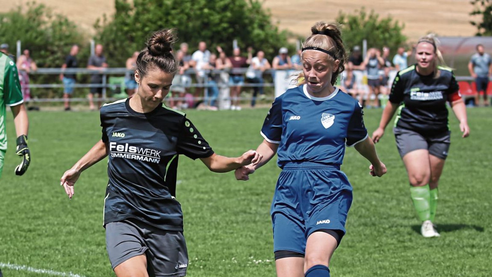 Die SGM Roßwag/Großglattbach (links Verena Lange) steigt heute Abend gegen Heimsheim in die Bezirksliga-Saison ein. Foto: Küppers Die SGM Roßwag/Großglattbach (links Verena Lange) steigt heute Abend gegen Heimsheim in die Bezirksliga-Saison ein. Foto: Küppers