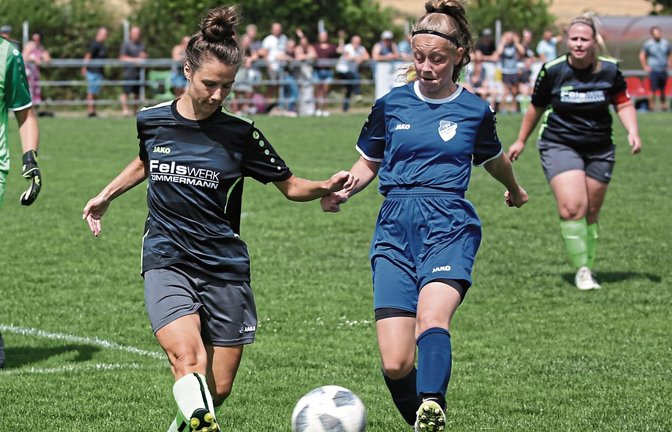 Die SGM Roßwag/Großglattbach (links Verena Lange) steigt heute Abend gegen Heimsheim in die Bezirksliga-Saison ein. Foto: Küppers