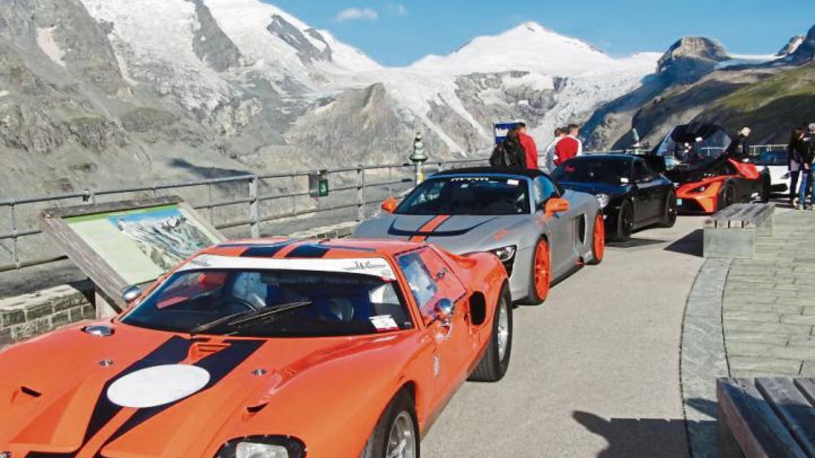 Ein Schmuckstück von Sportwagen nach dem anderen steht im Fahrerlager am Großglockner aufgereiht hintereinander. Foto: privat