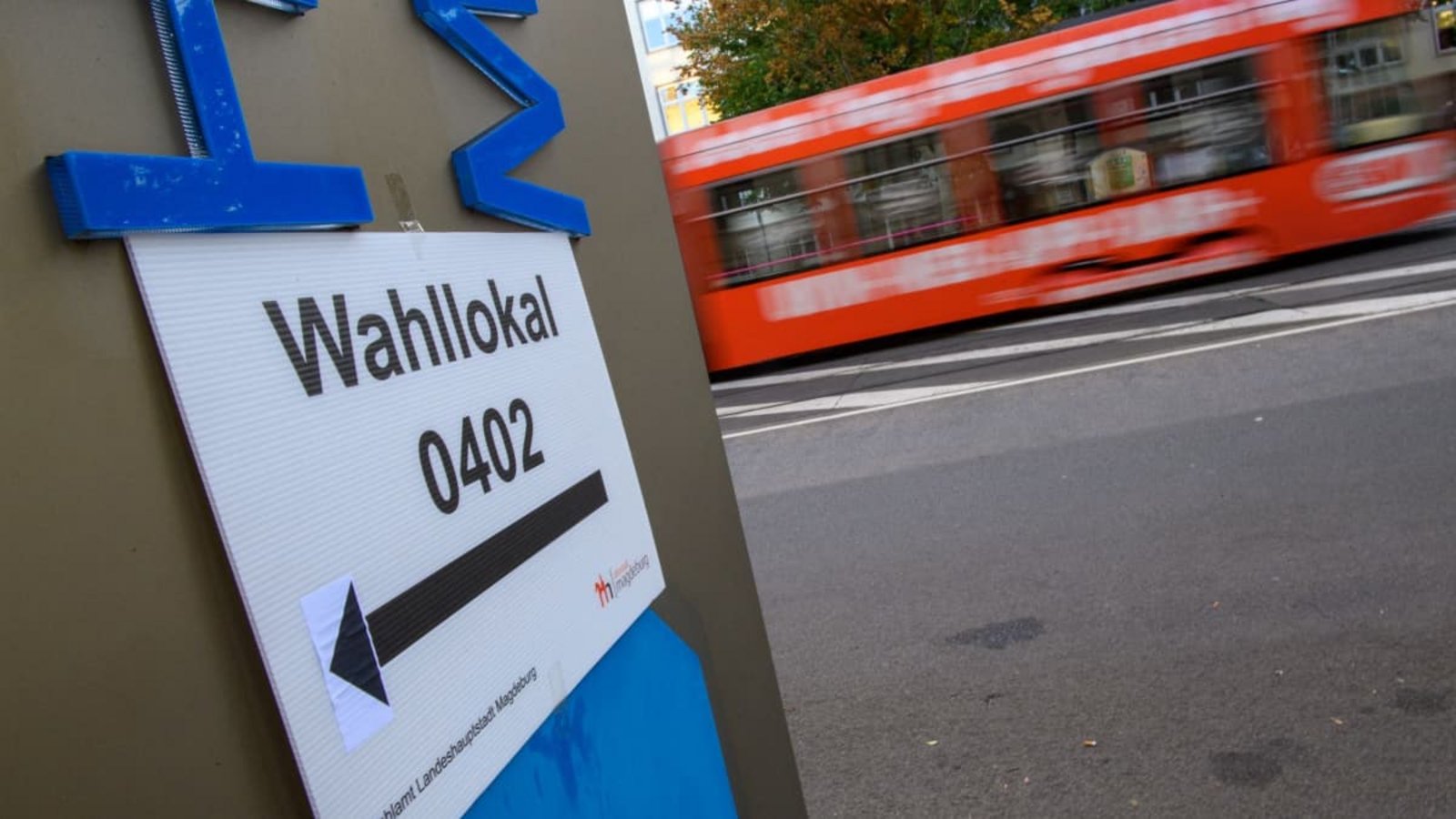 Ein Schild weist den Weg zu einem Wahllokal. Am Sonntag wird in Sachsen-Anhalt ein neuer Landtag gewählt. Die Vorbereitungen in den Wahllokalen hatten am Morgen begonnen.Klaus-Dietmar Gabbert/dpa