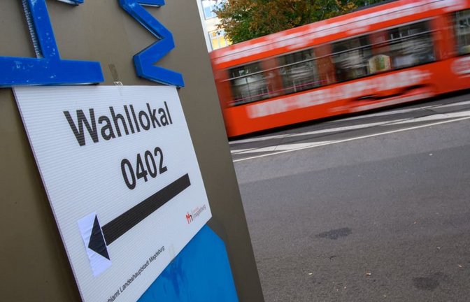 Ein Schild weist den Weg zu einem Wahllokal. Am Sonntag wird in Sachsen-Anhalt ein neuer Landtag gewählt. Die Vorbereitungen in den Wahllokalen hatten am Morgen begonnen.<span class='image-autor'>Klaus-Dietmar Gabbert/dpa</span>