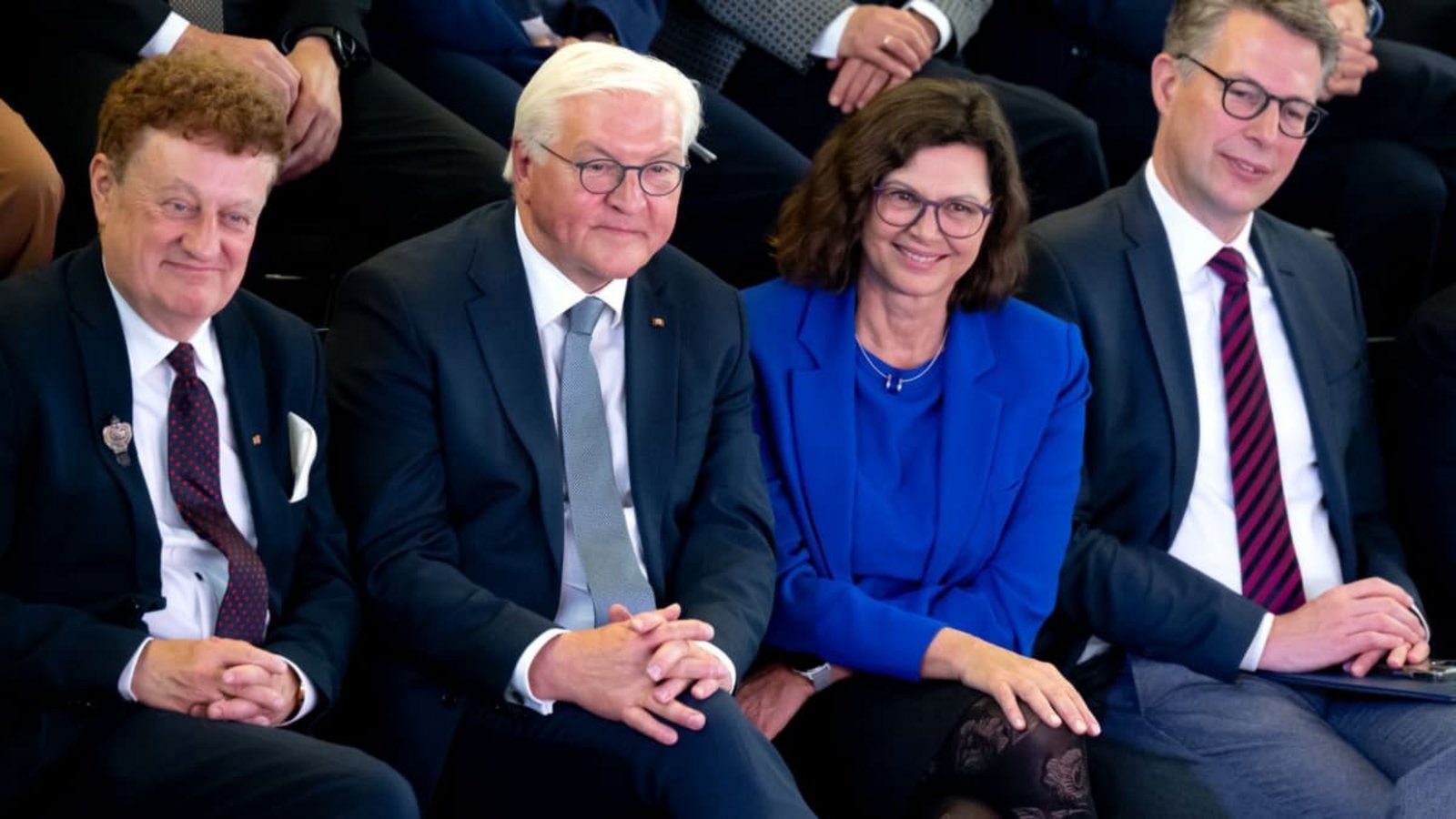 Der aktuelle und die künftige? Bundespräsident Frank-Walter Steinmeier (2. v. l.) sitzt neben Ilse Aigner (CSU), Präsidentin des Bayerischen Landtags, bei einem Festakt in MünchenSven Hoppe/dpa