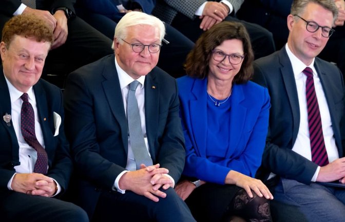 Der aktuelle und die künftige? Bundespräsident Frank-Walter Steinmeier (2. v. l.) sitzt neben Ilse Aigner (CSU), Präsidentin des Bayerischen Landtags, bei einem Festakt in München<span class='image-autor'>Sven Hoppe/dpa</span>