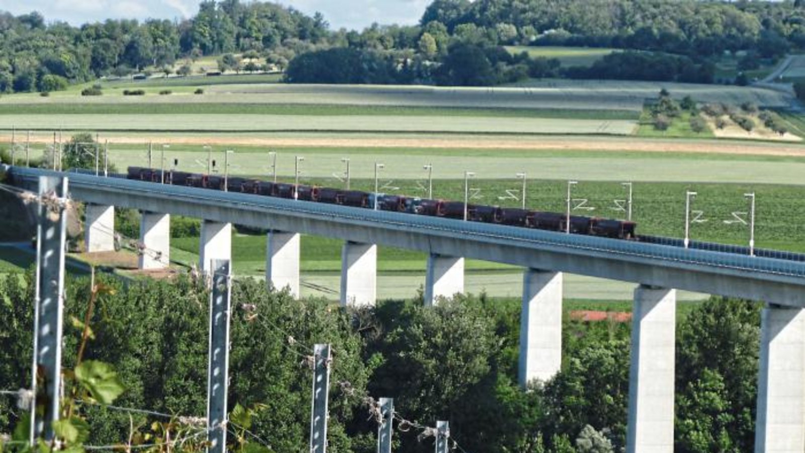 Abstellgleis Enztalviadukt. Während der Sanierung der Schnellbahntrasse hat die Brücke eine ganz spezielle Nutzung. Foto: Arning Abstellgleis Enztalviadukt. Während der Sanierung der Schnellbahntrasse hat die Brücke eine ganz spezielle Nutzung. Foto: Arning