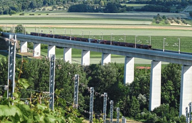 Abstellgleis Enztalviadukt. Während der Sanierung der Schnellbahntrasse hat die Brücke eine ganz spezielle Nutzung.  Foto: Arning