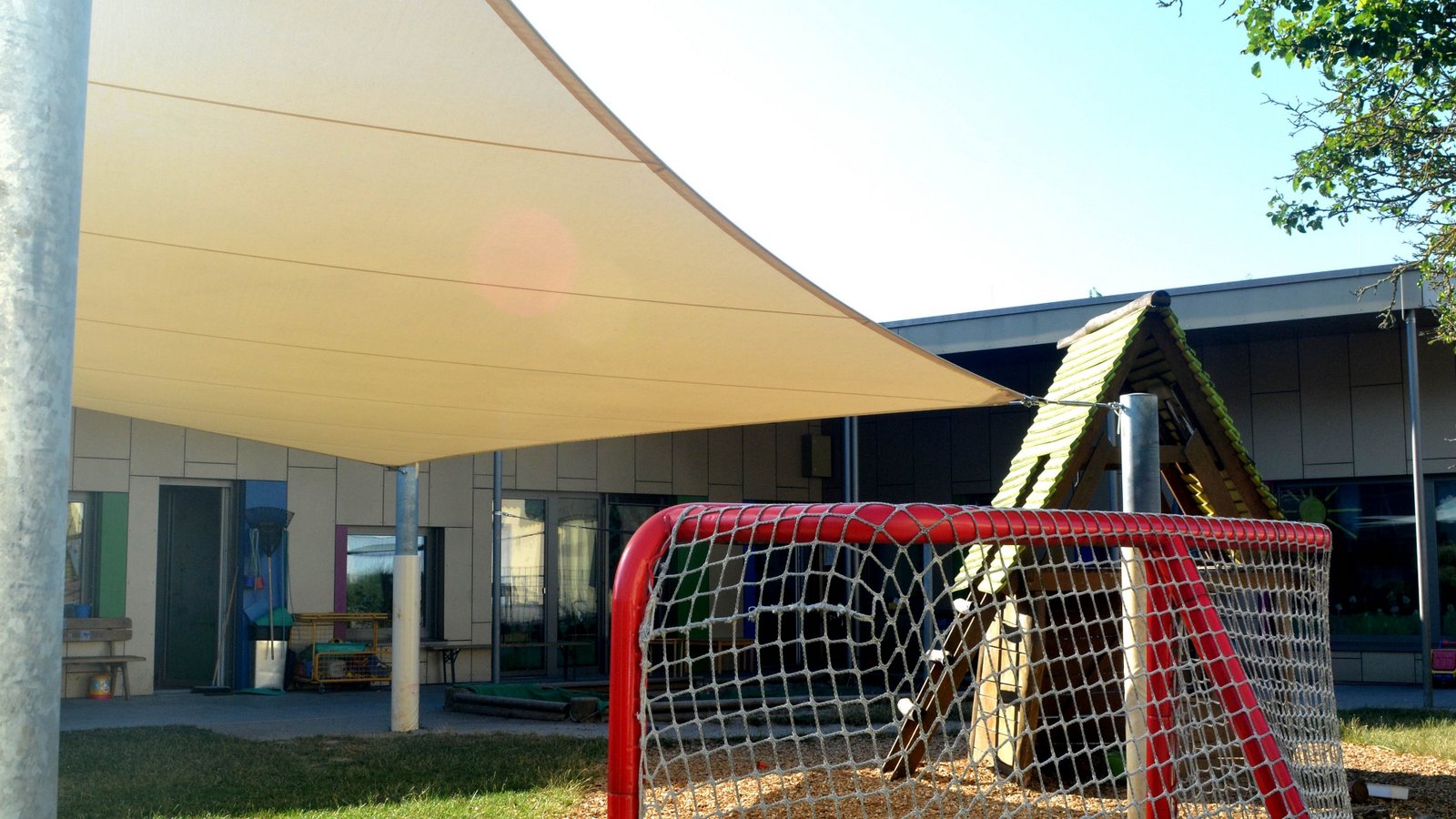 Im Außenbereich der Kita Schatzkiste schützen Sonnensegel die Kinder. Die Hitzewelle macht auch Maßnahmen für innen notwendig. Im Außenbereich der Kita Schatzkiste schützen Sonnensegel die Kinder. Die Hitzewelle macht auch Maßnahmen für innen notwendig.