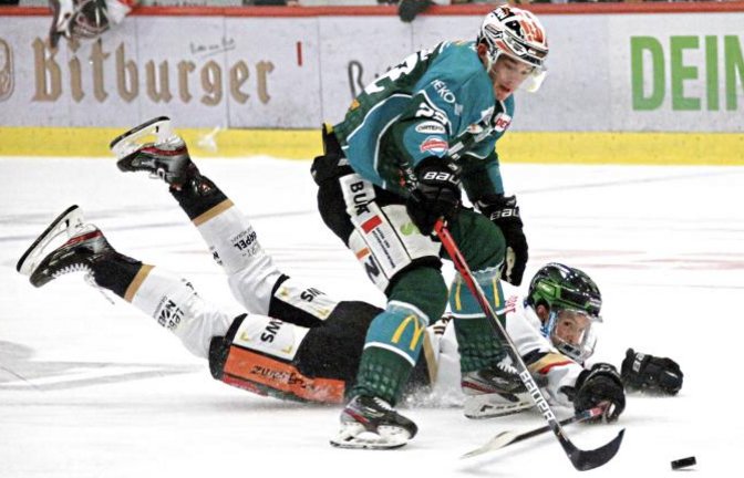 Die Ravensburger – am Boden Kilian Keller – haben alles versucht, um Guillaume Leclerc zu stoppen – ohne Erfolg: Der französische Nationalspieler in Diensten der Bietigheim Steelers erzielte an seinem ersten DEL-2-Doppelspieltag acht Scorerpunkte.  Foto: Baumann