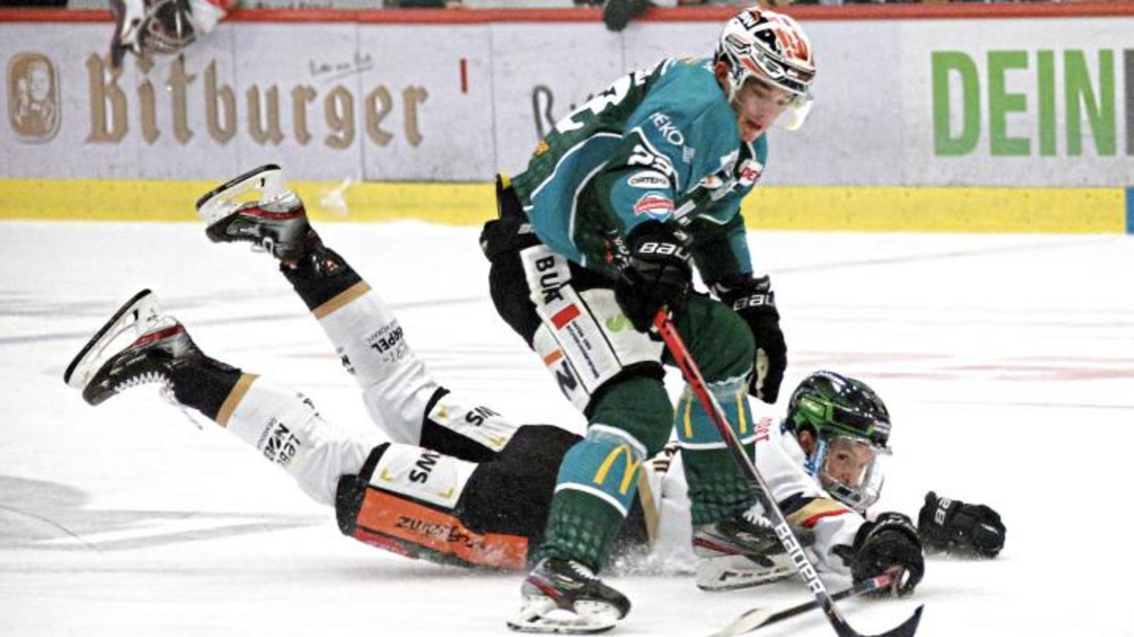 Die Ravensburger – am Boden Kilian Keller – haben alles versucht, um Guillaume Leclerc zu stoppen – ohne Erfolg: Der französische Nationalspieler in Diensten der Bietigheim Steelers erzielte an seinem ersten DEL-2-Doppelspieltag acht Scorerpunkte.  Foto: Baumann