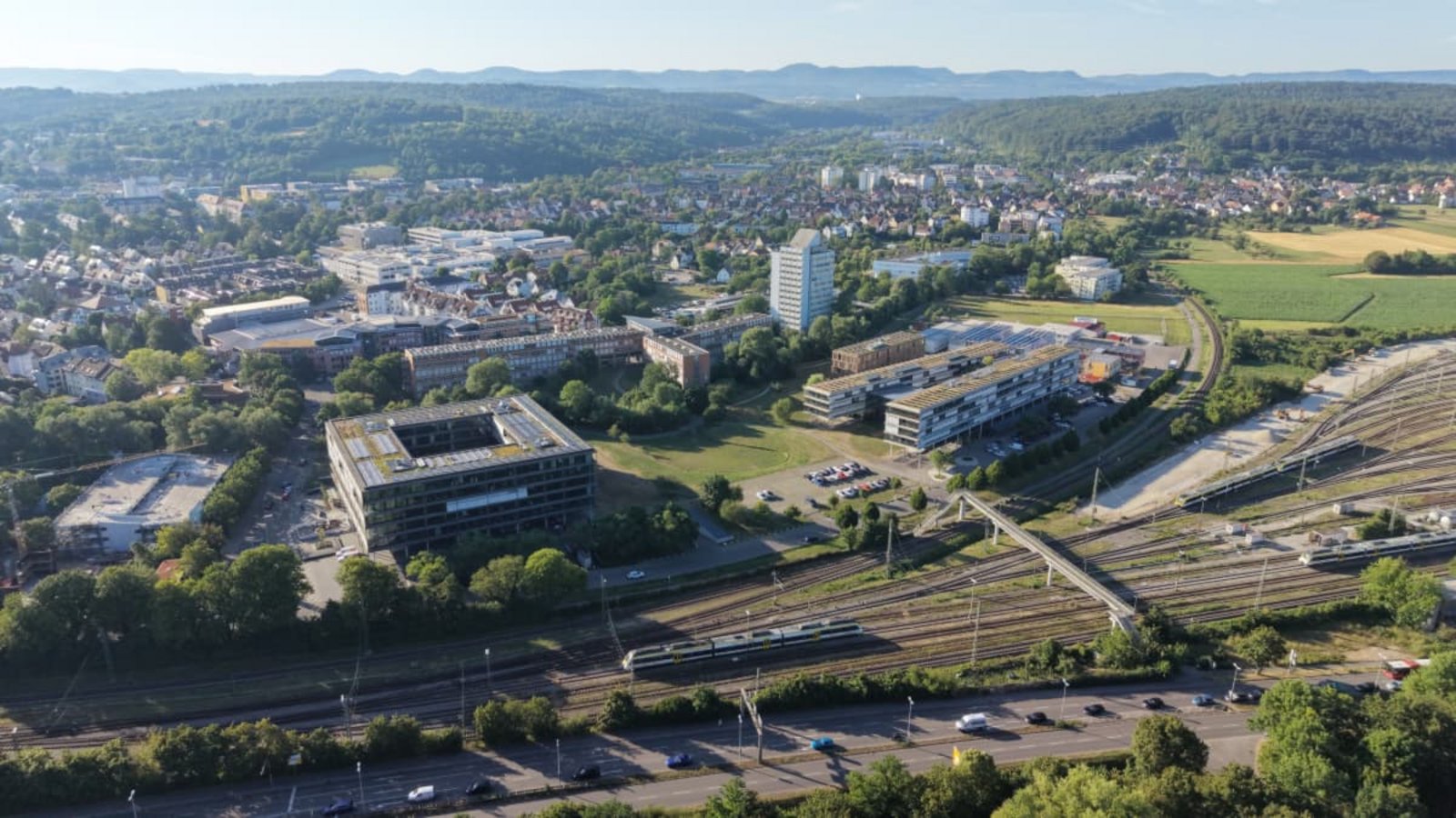 Behörde im Fokus: Gegen den Vizepräsidenten des Regierungspräsidiums Tübingen - im Bild das Gebäude hinter dem quadratischen Block - läuft ein Disziplinarverfahren.Holger Weyhmüller