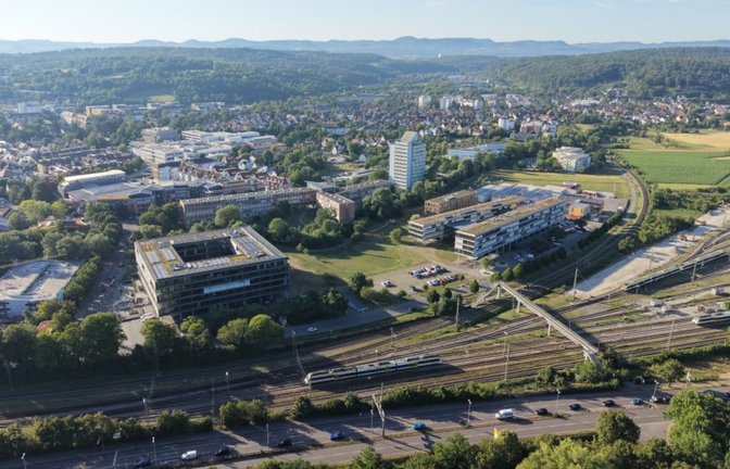 Behörde im Fokus: Gegen den Vizepräsidenten des Regierungspräsidiums Tübingen - im Bild das Gebäude hinter dem quadratischen Block - läuft ein Disziplinarverfahren.<span class='image-autor'>Holger Weyhmüller</span>