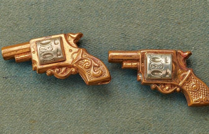 Wenn Männer sich schmücken: Manschettenknöpfe in Form von Trommelrevolvern, um 1900 gefertigt.<span class='image-autor'>Landesmuseum Württemberg, D. Kittelberger</span>