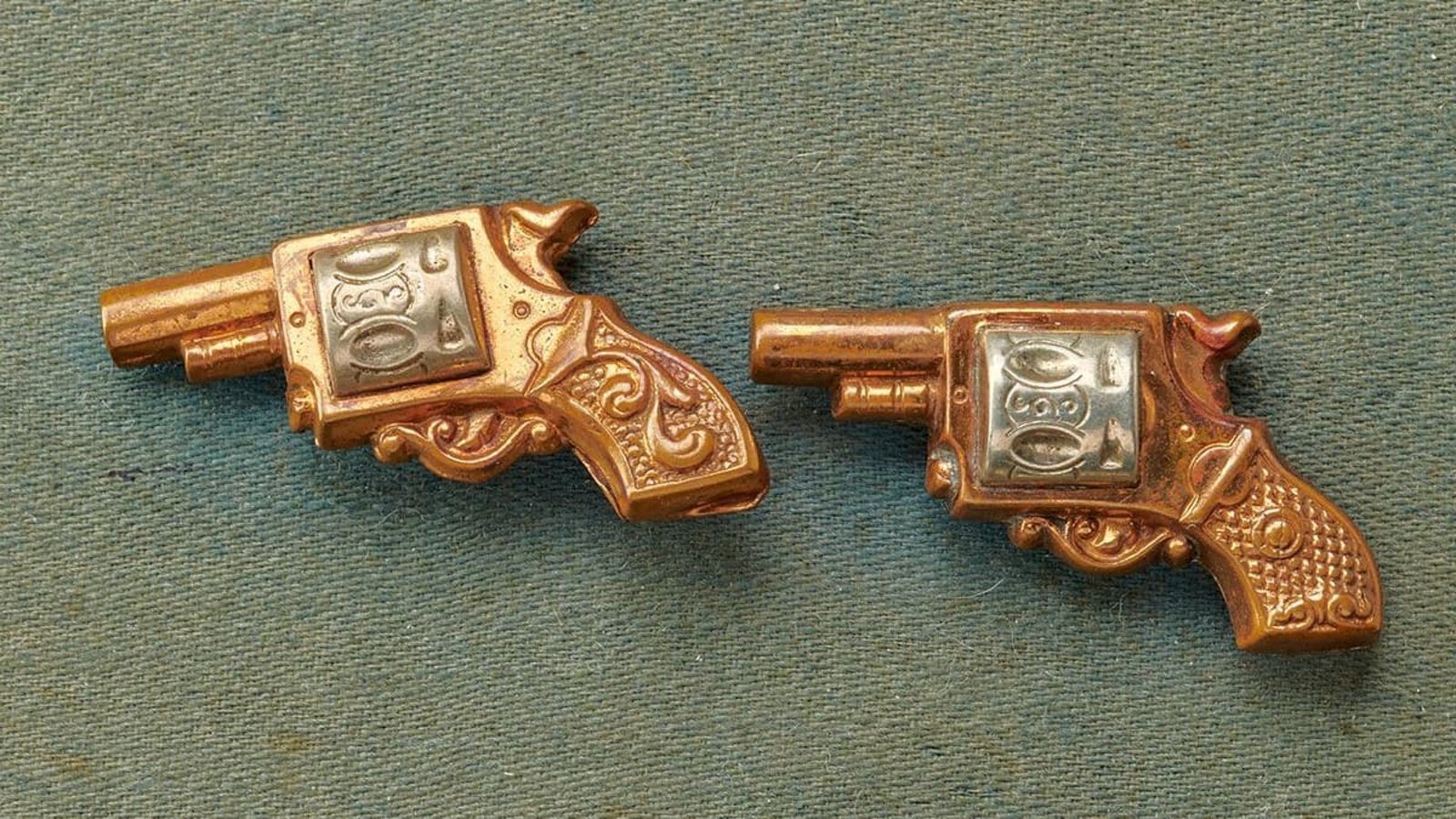 Wenn Männer sich schmücken: Manschettenknöpfe in Form von Trommelrevolvern, um 1900 gefertigt.Landesmuseum Württemberg, D. Kittelberger Wenn Männer sich schmücken: Manschettenknöpfe in Form von Trommelrevolvern, um 1900 gefertigt.Landesmuseum Württemberg, D. Kittelberger