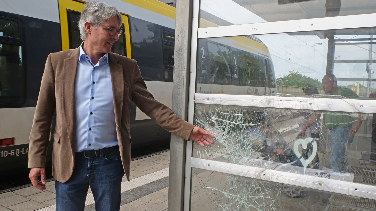 Sachbeschädigungen am Bahnhof Illingen sind fast schon an der Tagesordnung. Bürgermeister Armin Pioch hofft, dass sich das mit der geplanten Sanierung des Bahnhofs ändern wird. Foto: Friedrich Sachbeschädigungen am Bahnhof Illingen sind fast schon an der Tagesordnung. Bürgermeister Armin Pioch hofft, dass sich das mit der geplanten Sanierung des Bahnhofs ändern wird. Foto: Friedrich
