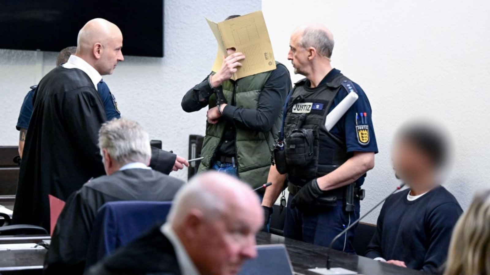 Zwei der vier Angeklagte beim Prozessbeginn am Landgericht. Jetzt ist das Urteil gefallen.Bernd Weißbrod/dpa Zwei der vier Angeklagte beim Prozessbeginn am Landgericht. Jetzt ist das Urteil gefallen.Bernd Weißbrod/dpa