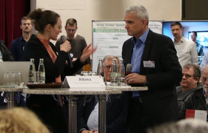 Sarah Albiez (stehend, links) moderiert die Informationsveranstaltungen, die Stadtverwaltung und Bürgermeister Holger Albrich organisiert haben. <span class='image-autor'>Fotos: Mross</span>