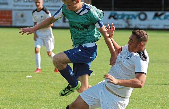Philipp Mayer (links) hat sich als defensiver Mittelfeldspieler immer wieder in die Angriffe der Vaihinger B-Junioren eingeschaltet. Foto: Nachreiner