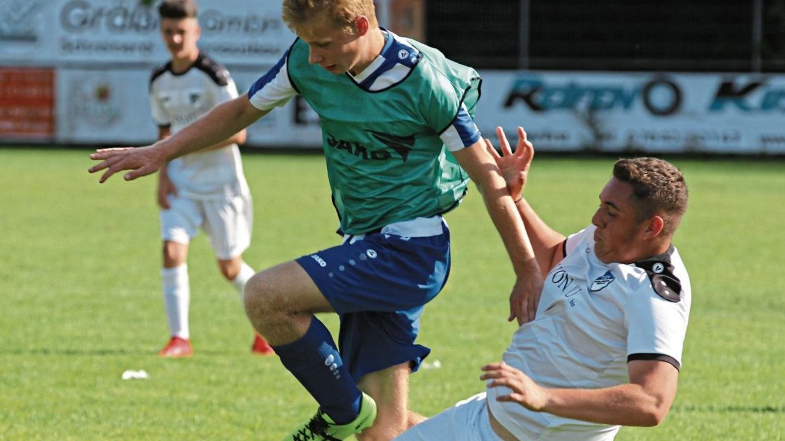 Philipp Mayer (links) hat sich als defensiver Mittelfeldspieler immer wieder in die Angriffe der Vaihinger B-Junioren eingeschaltet. Foto: Nachreiner Philipp Mayer (links) hat sich als defensiver Mittelfeldspieler immer wieder in die Angriffe der Vaihinger B-Junioren eingeschaltet. Foto: Nachreiner