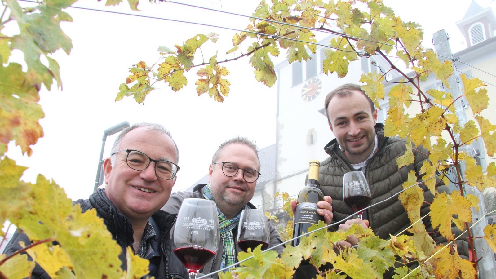 Stolz präsentiert Alexander Spilner (Mitte) den Lemberger „Alexander“, der in seinem Weinberg am Hohenhaslacher Kirchberg gedeiht. Den professionellen Ausbau übernehmen Reinhard Baumgärtner (links) und sein Sohn Josua vom Panoramaweingut.  Foto: Banholzer