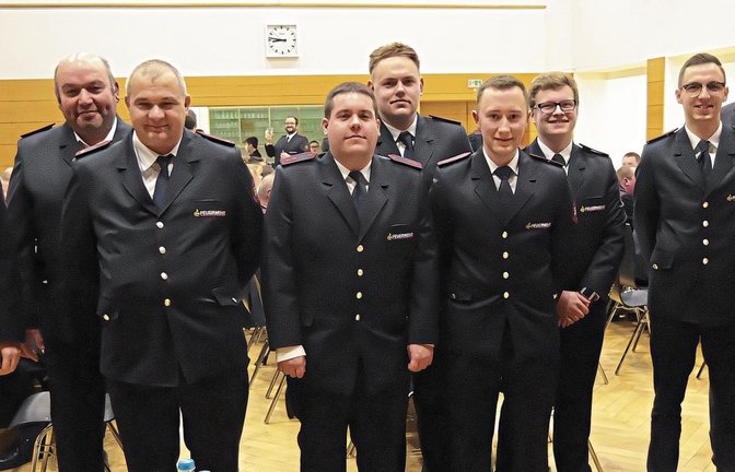 Ehrungen und Beförderungen sind wichtiger Bestandteil der Hauptversammlungen. Im Bild von links: Kommandant Frank Sattler, Gerhard Bossert, Markus Belzner, Peter Karle, Christopher Seifert, Simon Dörrer, Tom Engel, Louis Gerlach, Bürgermeister Peter Schäfer und Simon Stephan.  Foto: Friedrich