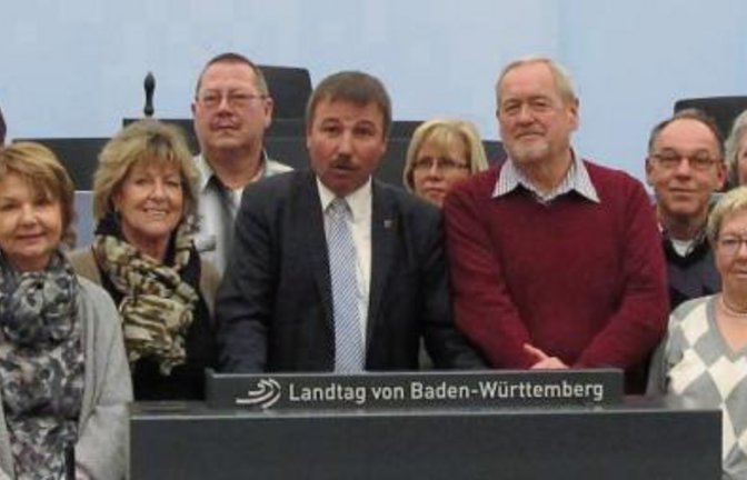 Beim Ausflug nach Stuttgart heißt Landtagsabgeordnetet Konrad Epple (Mitte) die Wanderer aus Sachsenheim willkommen. Foto: p
