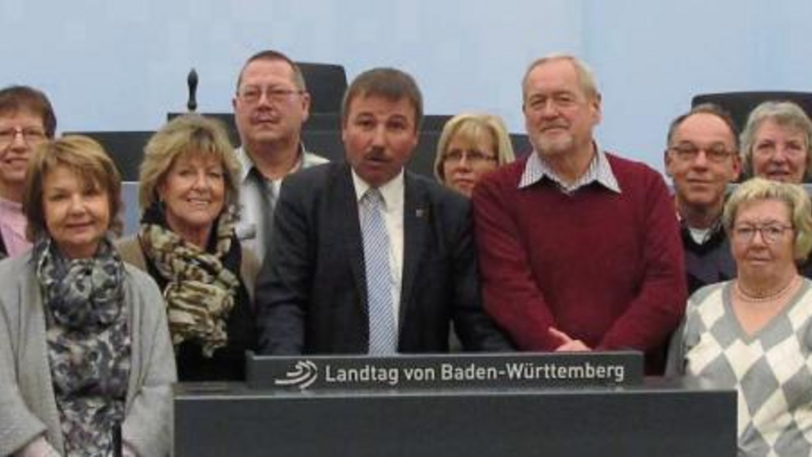 Beim Ausflug nach Stuttgart heißt Landtagsabgeordnetet Konrad Epple (Mitte) die Wanderer aus Sachsenheim willkommen. Foto: p
