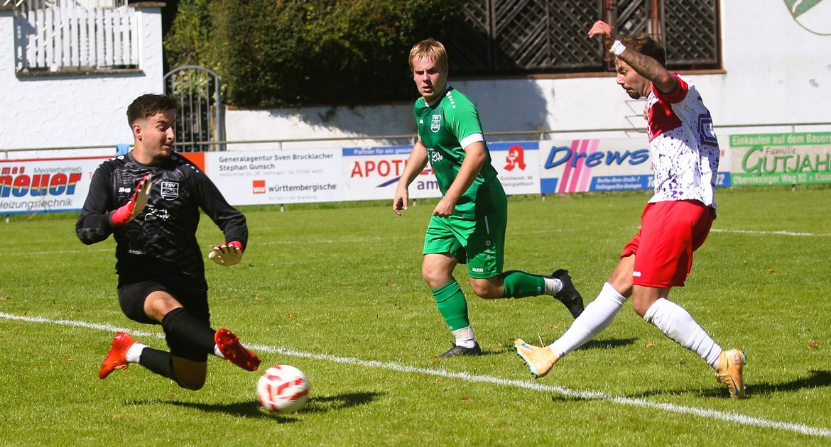 Fußball, Vorbereitungsspiele, Männer, Saison 2026/2027, TSV Kleinglattbach (von links Torwart Colin Trostel und Erik Herrmann) kassiert das 0:2 gegen die SGM Nussdorf/Roßwag durch Marco Klein (rechts), Endstand 1:5