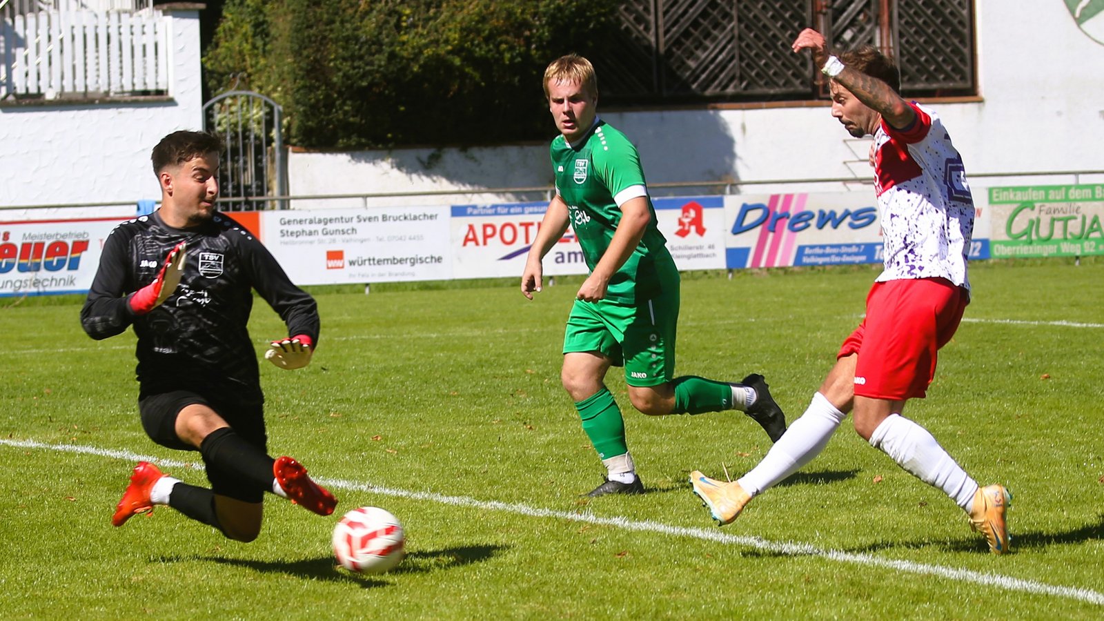 Der Kleinglattbacher Torwart Colin Trostel kommt einen halben Schritt zu spät und kann wie Erich Herrmann nur zusehen, wie Marco Klein das 2:0 für die SGM Nussdorf/Roßwag schießt. Fotos: Küppers Der Kleinglattbacher Torwart Colin Trostel kommt einen halben Schritt zu spät und kann wie Erich Herrmann nur zusehen, wie Marco Klein das 2:0 für die SGM Nussdorf/Roßwag schießt. Fotos: Küppers
