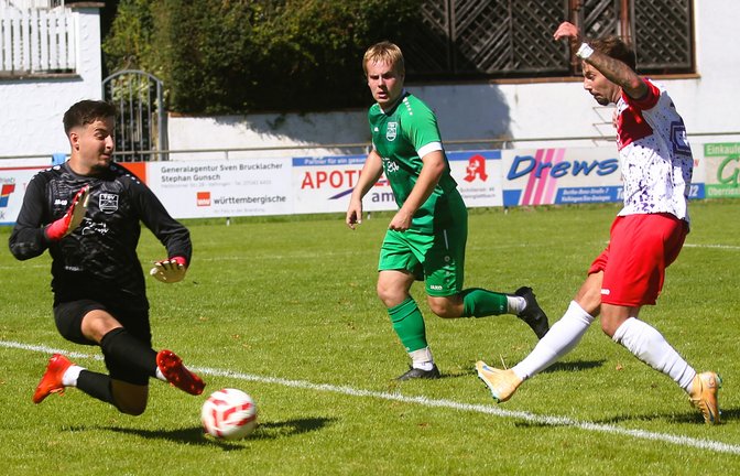 Der Kleinglattbacher Torwart Colin Trostel kommt einen halben Schritt zu spät und kann wie Erich Herrmann nur zusehen, wie Marco Klein das 2:0 für die SGM Nussdorf/Roßwag schießt. <span class='image-autor'>Fotos: Küppers</span>
