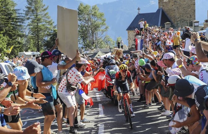 Der Sieger bei der bislang letzten Tour-Etappe, die nach 21 Kehren in L'Alpe d'Huez endete, war 2022 der Brite Tom Pidcock. Er fuhr damals noch für das Ineos-Team.<span class='image-autor'>IMAGO/Belga</span>